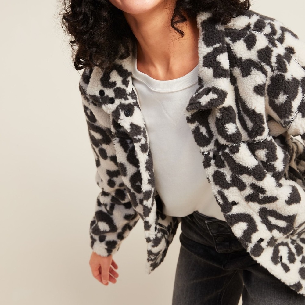 Old Navy Cozy Sherpa Snap-Front Flurry Cropped Jacket in Black Leopard